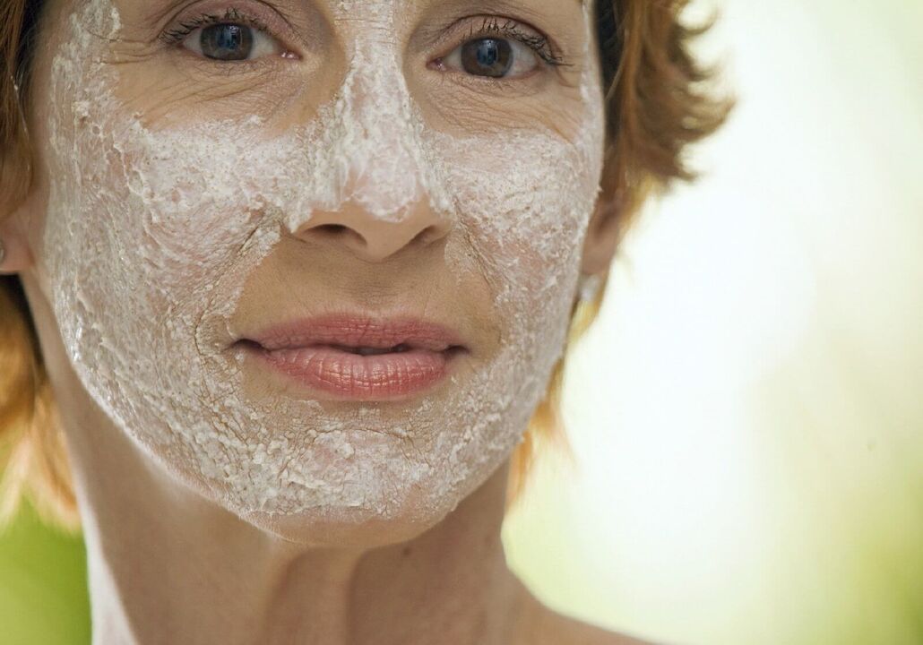 Máscara rejuvenescedora para a pele do rosto após 50 anos